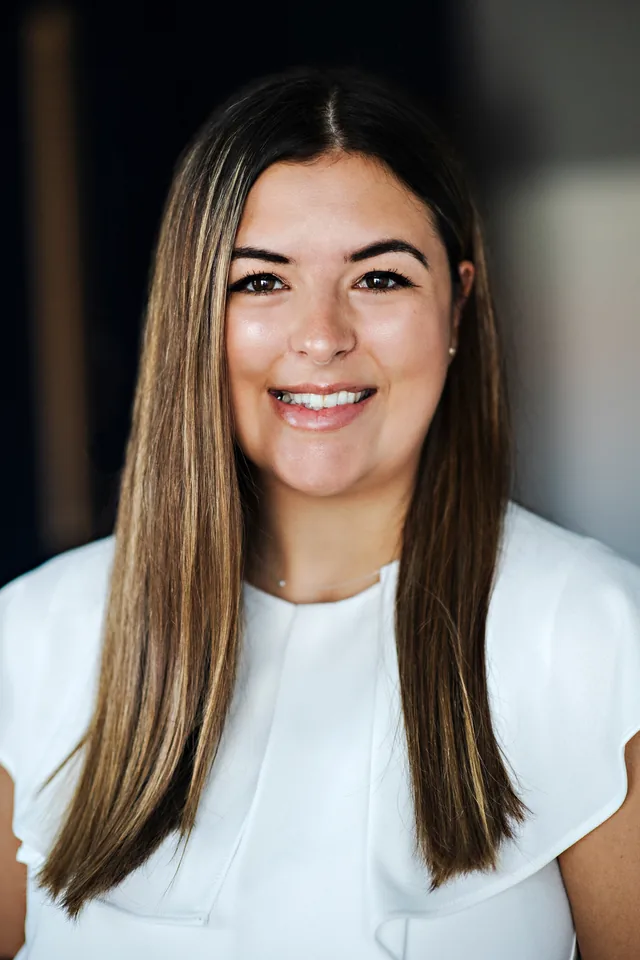 Headshot of Laura Holland, pelvic health physiotherapist in Kitchener-Waterloo
